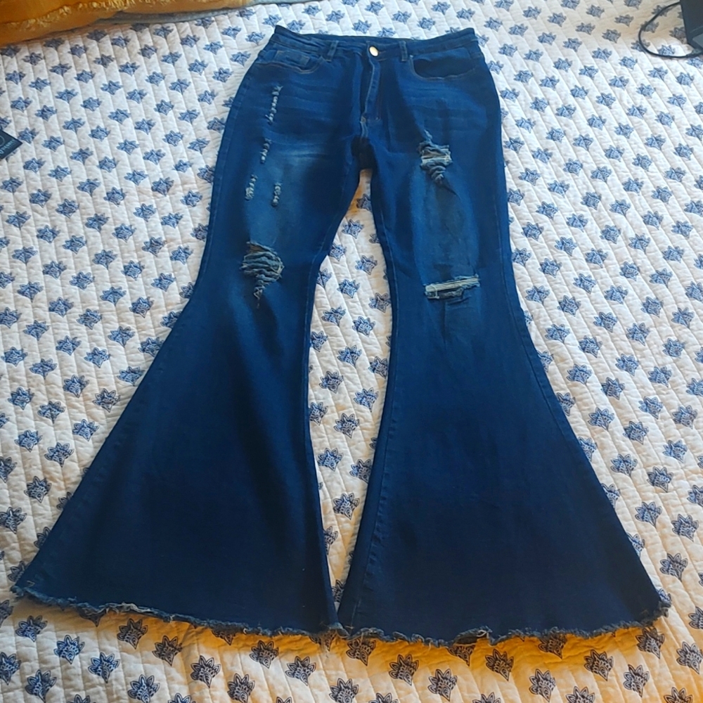 SUPER flare dark distressed JEANS BOOTY POPPING!!
